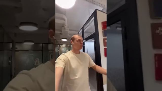 Удобно ли работать в коворкинге? РЕАЛЬНЫЙ ОТЗЫВ нашего резидента! #коворкинг #коворкингспб смотреть онлайн