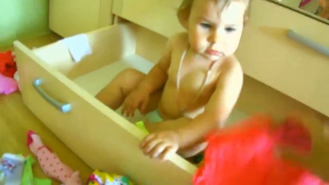 Выкидывает одежду из ящика и показывает, как мама ругается throws out clothes from the drawer смотреть онлайн