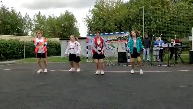 Зажигательный танец под песню группы IOWA смотреть онлайн