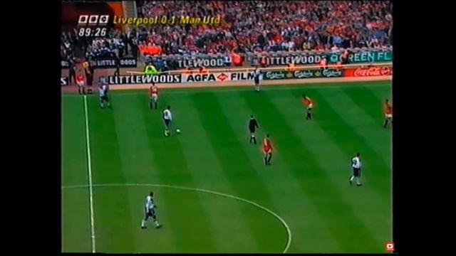 Roy Keane Loses it with Eric Cantona During 1996 FA Cup Final (Manchester United vs Liverpool) смотреть онлайн