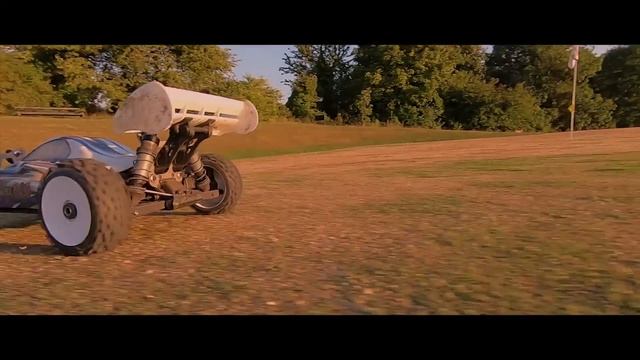 Traxxas E-Revo 2.0 vs X-Maxx RC Bash & Crashes - Which is better? смотреть онлайн