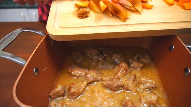 Тушеная говядина на сковороде! Простой рецепт на праздник ужин и обед! смотреть онлайн