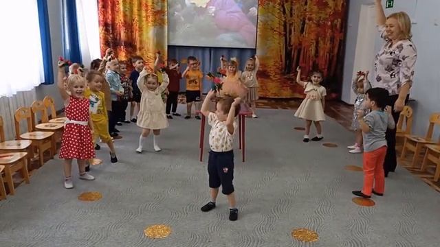 "Танец с рябинками" Евтодьевой Аллы /малыши/ смотреть онлайн