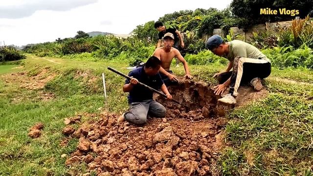 Horrible Screaming Sounds of the Youth Attacks By Giant Python 200 Pounds | Mike Vlogs смотреть онлайн