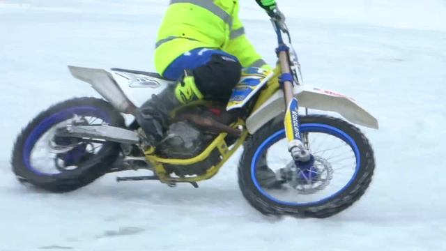 Как стать одноногим (мастер-класс по шпагату на льду) смотреть онлайн