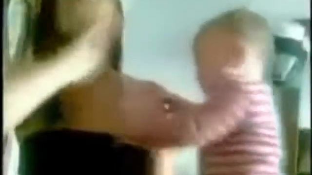Лучшие приколы! Прикольно ребенок раздевает свою маму смотреть онлайн