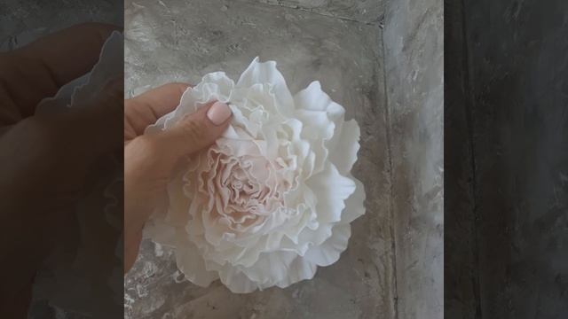Большая брошь-цветок из фоамирана Пион Белый градиент смотреть онлайн