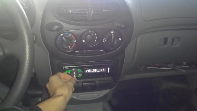 Pioneer DEH-1420UB . Звучание без сабвуфера (2) + включаем саб смотреть онлайн