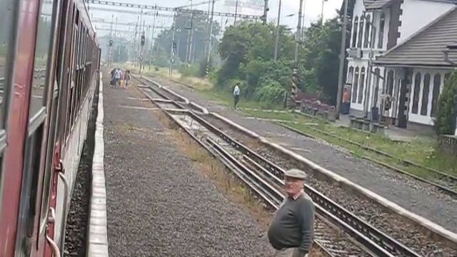 Slovakia: Leaving Žarnovica station on a Zvolen to Surany train hauled by Class 240 'Goldfish Bowl смотреть онлайн
