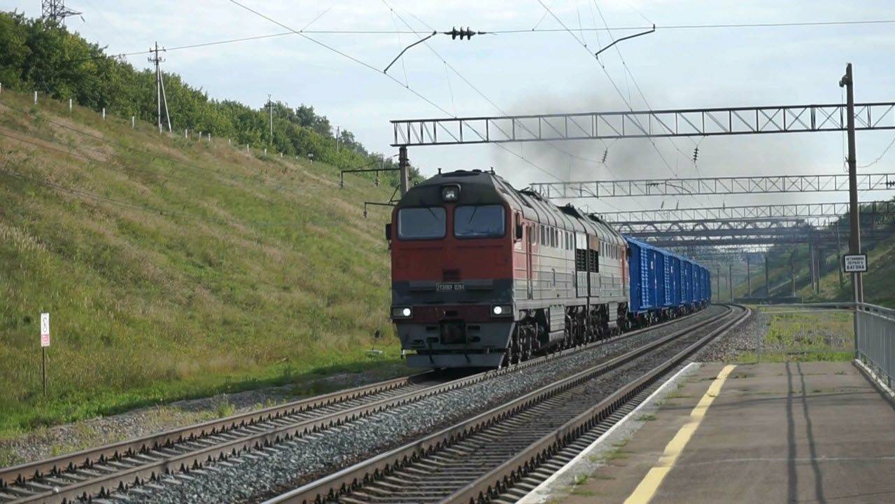 Тепловоз 2ТЭ116У-0284 на подъёме.