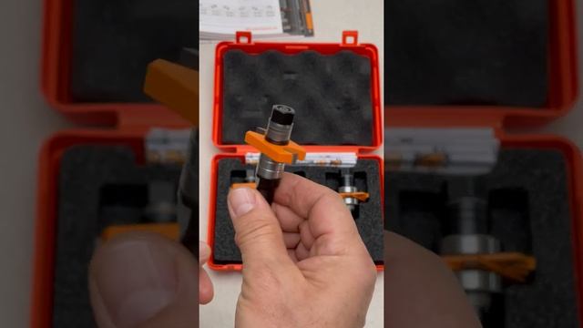 Как и чем фрезеровать соединение шип-паз для простых мебельных дверок | Три регулируемые фрезы CMT смотреть онлайн