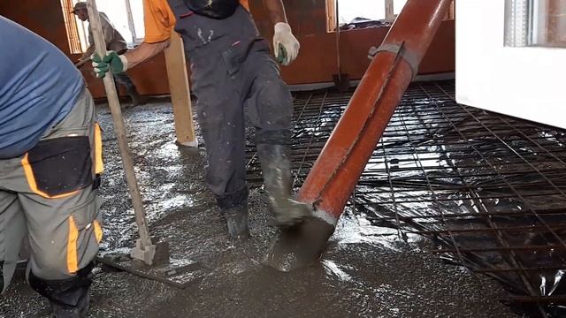 Бетонный пол в построенном доме.