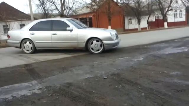 Mercedes-Benz E 55 AMG W210 смотреть онлайн