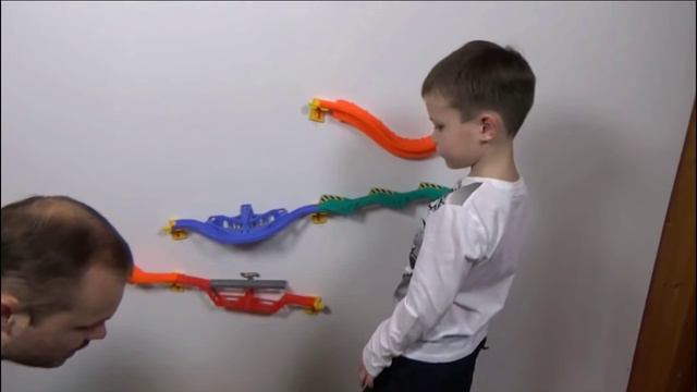 Макс играет Хотвилс Hotwheels | КФ Мисс Кэти и Мистер Макс Miss Katy Mister Max