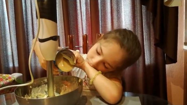 Торт Наполеон из готовых коржей руками ребенка смотреть онлайн