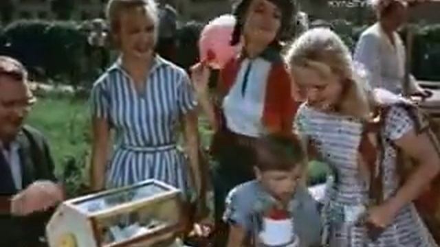 Красные дома 40 лет назад смотреть онлайн