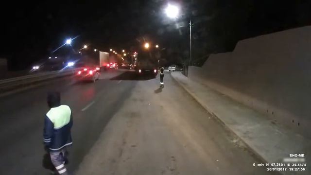 М4 ДОН АКСАЙСКИЙ МОСТ СОТРУДНИКИ ДОЯТ ФУРЫ