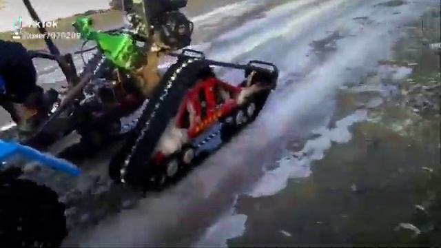 Мотоблок перевоплащение, купили гусеницы, гоняем. смотреть онлайн