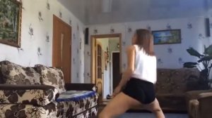 SHkolnica pokazala striptiz Super tancy tverk Krasivaya maloletka devochka studentka popa