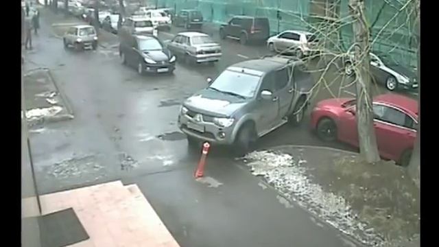 ZA-Auto.ru - Неугомонный водитель таранит машины смотреть онлайн