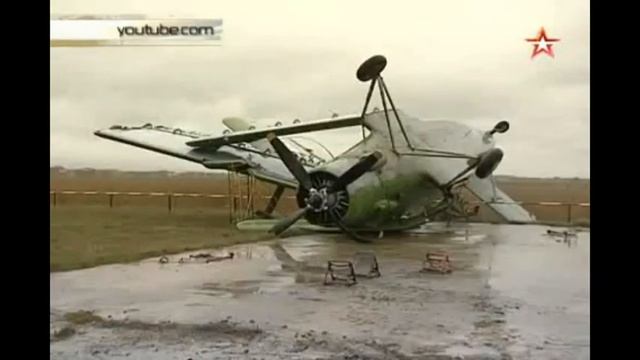 МОЩНЫЙ ВЕТЕР ПЕРЕВЕРНУЛ САМОЛЕТ/ POWERFUL WIND JET Rollover смотреть онлайн