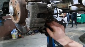 Rear brake pads replacement Renault Laguna 2