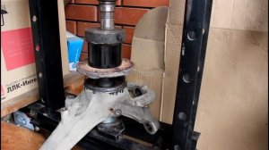 Замена переднего ступичного подшипника на АУДИ Q7 2006 AUDI Q7 3,0 дизель 2часть