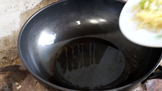 会成做老式锅包肉，外酥里嫩，却只能看着家人吃，老爸说老香了【会成一家】