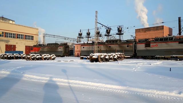 Сцепка секций электровоза 3ЭС4К-009, ТЧЭ-8 депо СПб-Пасс.-Моск., г.СПб, 09.02.2021г. смотреть онлайн