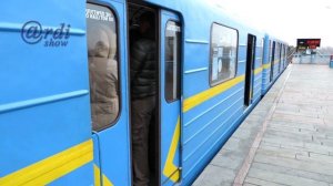 Разноцветные поезда метро ездят по железной дороге. Subway trains run by railway.
