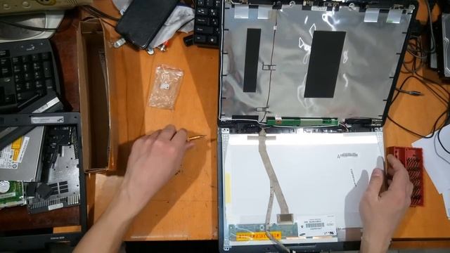 Ноутбук Acer Extensa 5220 - сломалась крышка. Замена (ремонт) петель с направляющими и термопасты смотреть онлайн