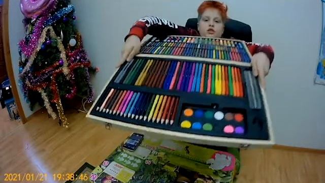 обзор на ОГРОМНЫЙ НАБОР с красками карандашами и т д смотреть онлайн