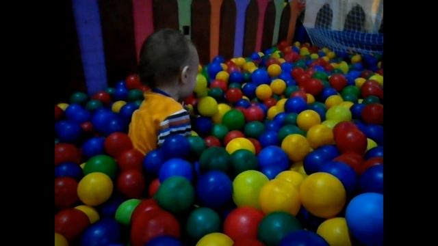 Сын и папа.Детский бассейн.Малыш топит папу в шариках) # IVI.obo.mne_ИВИ.обо.мне смотреть онлайн