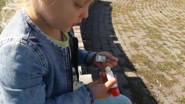 Катя и Настя.Осень2017.Магнитогорск.Гуляем на площадке в парке.Настя красит губы маминой помадой смотреть онлайн