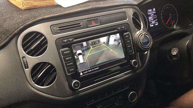 VW Tiguan - Reversing Camera - Bendy Guidelines! смотреть онлайн