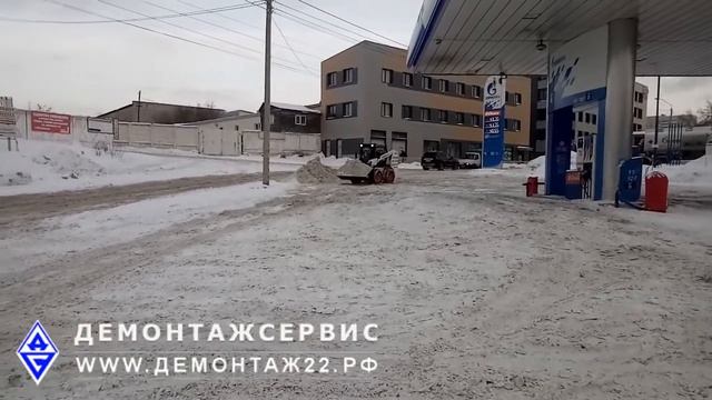 Уборка снега на АЗС мини-погрузчиком смотреть онлайн
