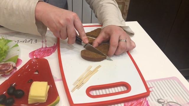 Канапе с колбасой с сыром и оливками (Быстро,просто,вкусно) эпизод №279 смотреть онлайн