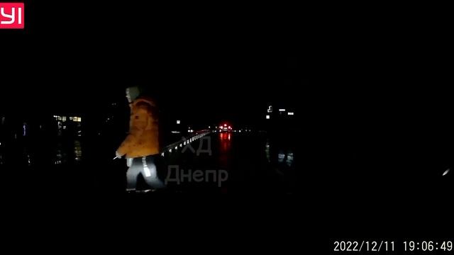 Как водитель видит пешехода в темное время суток, когда не работает уличное освещение смотреть онлайн