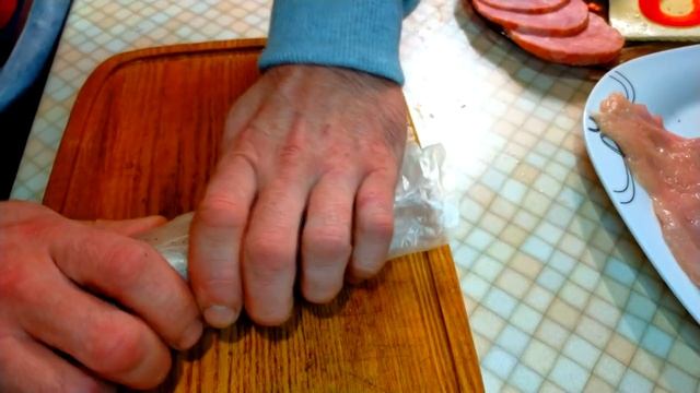 КУРИНЫЕ РУЛЕТИКИ С СЫРОМ И ВЕТЧИНОЙ смотреть онлайн