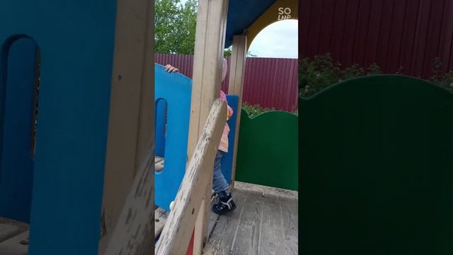 прогулка с дочкой на детской площадке смотреть онлайн