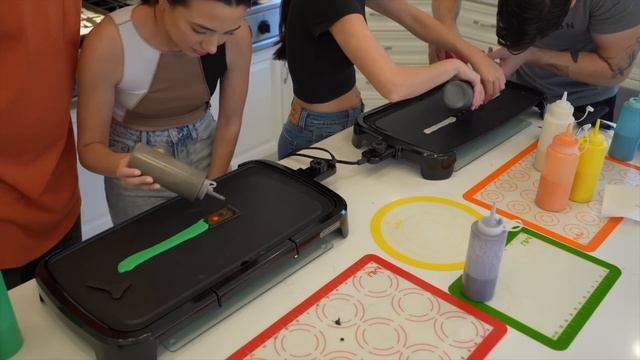 Couples Pancake Art Challenge! Who Will Win? смотреть онлайн