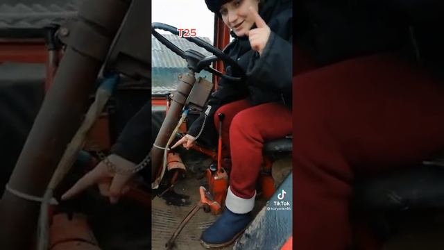 .Деушка заводить трактор Т-25.?. смотреть онлайн