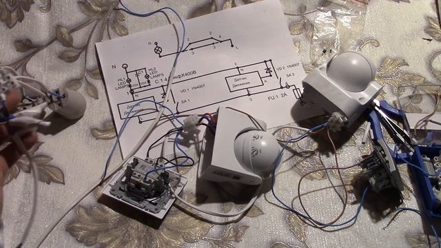 Датчик движения в место проходного выключателя . Селективная схема . смотреть онлайн