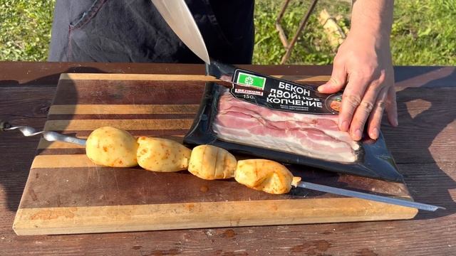 Запечённая картошка в ветчине на углях. смотреть онлайн