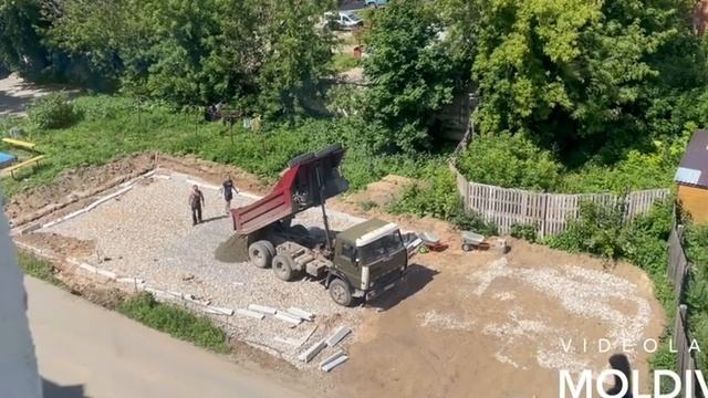 Самосвал выгружает бетон. смотреть онлайн