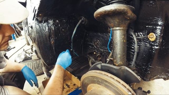 Установка передних защитных щитков для топливных трубок BMW e34 540 Резьбовая заклепка #36 смотреть онлайн