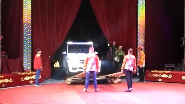 Человека переезжает автомобиль