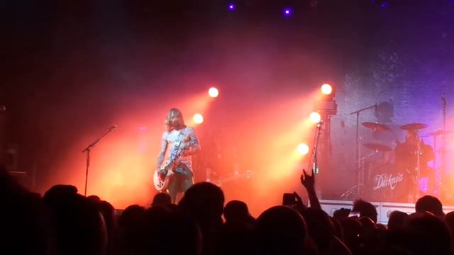 The Darkness - Justin Hawkins - playing guitar solo - Manchester Academy смотреть онлайн