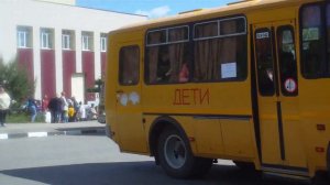 Автобусы везут детей в лагерь. Заезд первой смены.