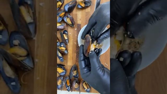 ЧЕРНОМОРСКАЯ МИДИЯ С СЫРОМ. МИДИЯ С СЫРОМ В ДУХОВКЕ. #Shorts смотреть онлайн